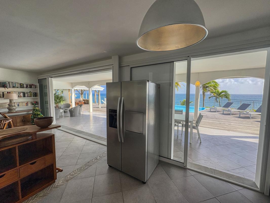 23.Location villa piscine Sainte Anne Guadeloupe_Cuisine vue Mer